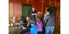 Vorschulkinder in der „Galerie“ von Stadtpfarrer Kowal (Foto: Karl-Franz Thiede)